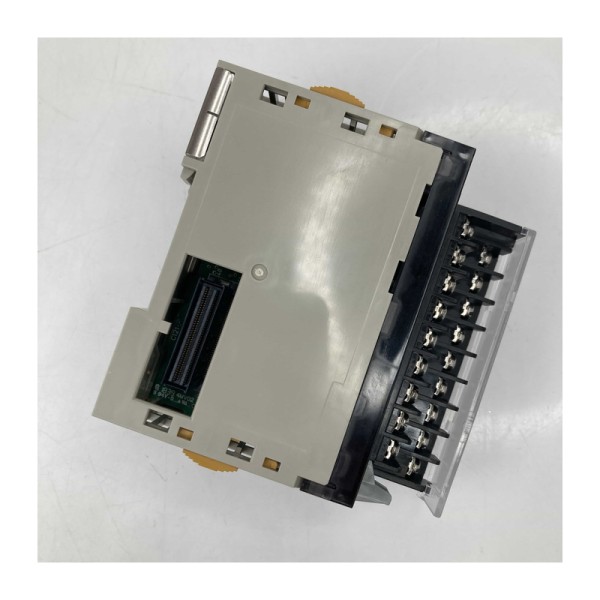 CJ1W-OD211 модуль транзисторных выходов Omron 2